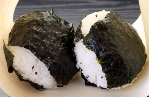 おにぎり弁当おかず付　650円（税込）